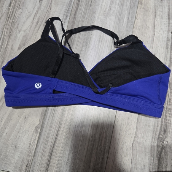 Lululemon It's Getting Hot in Here Bra Size 8 Blue - Picture 3 of 15